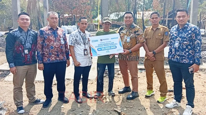 Penyerahan santunan klaim BRINS Rumahku kepada nasabah BRI BO Kandangan yang terdampak kebakaran (foto: TABIRkota/bri bo kdg)