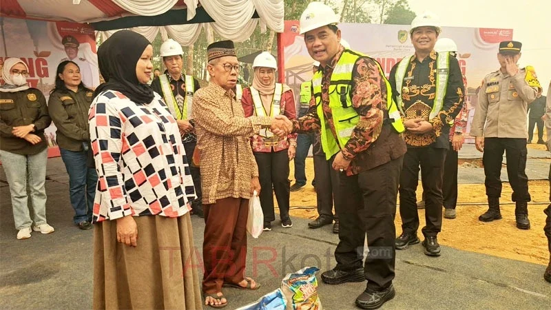 Bupati Barut, H Shalahuddin didampingi Wabup, Felix Sonadie Y Tingan menyalurkan 500 paket sembako gratis bertepatan dengan groundbreaking Jembatan Lahei (foto: TABIRkota/diskominfosandi)