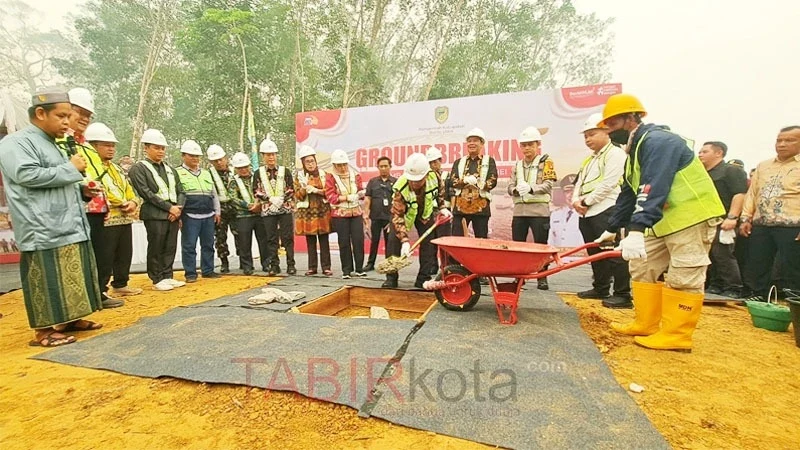 Bupati Barut, H Shalahuddin didampingi Wabup, Felix Sonadie Y Tingan melakukan peletakan batu pertama pembangunan Jembatan Lahei (foto: TABIRkota/diskominfosandi)