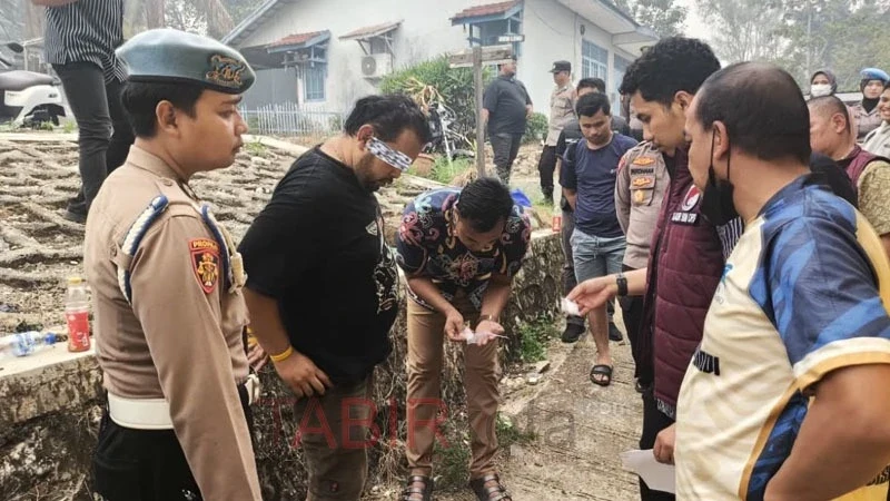 Personel Satresnarkoba Polres Barito Utara melakukan penggeledahan badan tersangka Dody Brewok (foto: TABIRkota/hms polres barut)