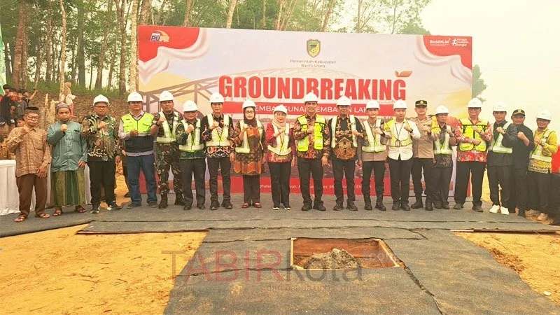 Bupati Barut, H Shalahuddin didampingi Wabup, Felix Sonadie Y Tingan saat peletakan batu pertama pembangunan Jembatan Lahei pada Kamis (8/10). (foto: TABIRkota/diskominfosandi)