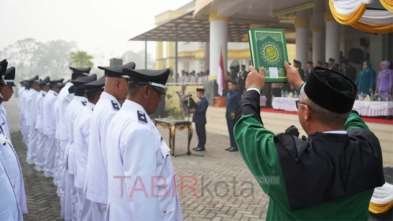 Pelantikan kades menjadi momentum untuk meneguhkan komitmen dalam memberikan pelayanan terbaik kepada masyarakat (foto: TABIRkota/prokopim)