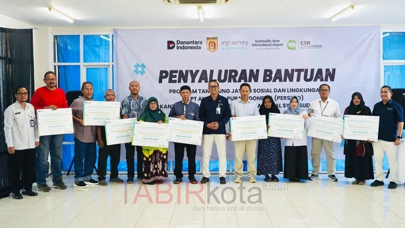 GM PT Angkasa Pura Indonesia (Persero) Kantor Cabang Bandar Udara Internasional Syamsudin Noor, Stephanus Millyas Wardana (tengah) bersama para penerima bantuan TJSL (foto: TABIRkota/hms bdj)