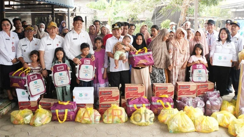 Bupati Kapuas, HM Wiyatno (tengah) bersama para penerima bantuan logistik saat kunjungan ke lokasi kebakaran di Palingkau Baru (foto: TABIRkota/kipkps)