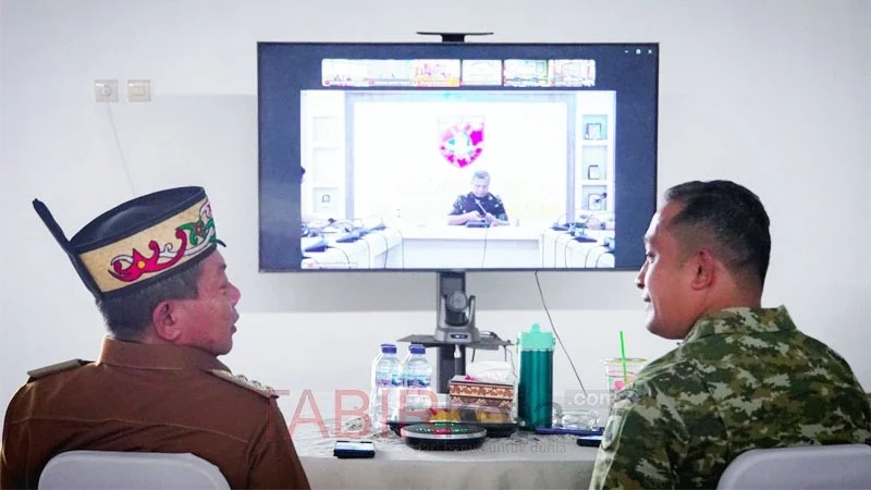 Bupati Kapuas, HM Wiyatno (kiri) dan Dandim 1011/KLK, Letkol Inf Deky Febrianto (kanak) mengikuti vicon Evaluasi Penanganan Karhutla bersama Pangdam XXII/Tambun Bungai, Mayjen TNI Zainul Arifin (foto: TABIRkota/kipkps)