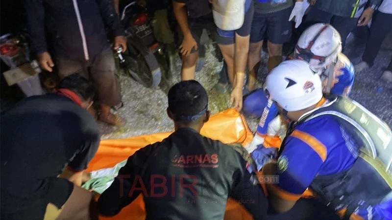 Tim SAR Gabungan melakukan evakuasi terhadap korban Tarmiji yang tenggelam di Danau Biru Tambak Padi Gambut (foto: TABIRkota/hms sar bjm)