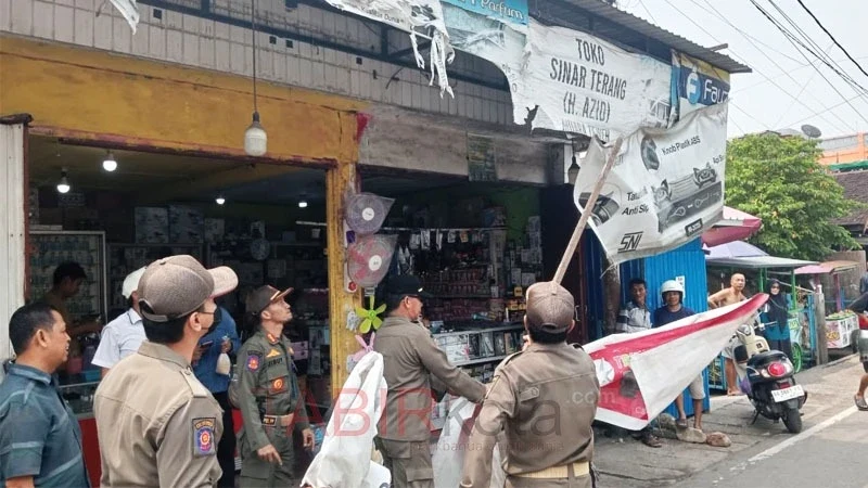 Tim Gabungan Penegakan Perda Barito Utara menertiban pedagang yang melanggar (foto: TABIRkota/ist)