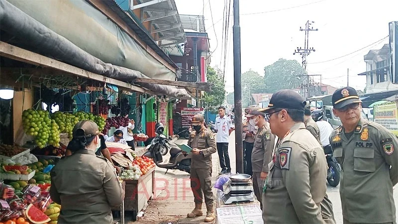 Pelaksanaan giat penegakan Perda di Muara Teweh berjalan lancar, aman dan tertib berkat sinergi yang baik dari Tim Gabungan (foto: TABIRkota/ist)