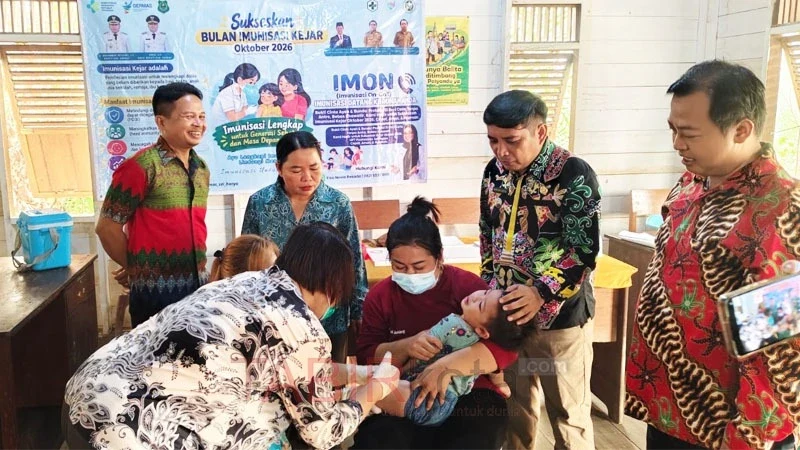 Pantau Imunisasi Kejar 2026 di Supang, Camat Kapuas Hulu Pastikan Balita Dapat Vaksin Lengkap