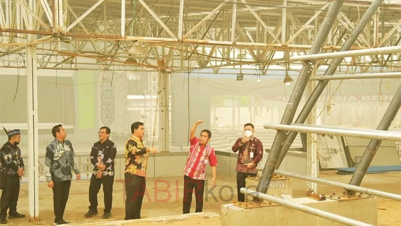 Bupati Barut, H Shalahuddin bersama Wabup, Felix Sonadie Y Tingan meninjau progres pembangunan Gedung Tiara Batara ditengah kondisi kabut asap (foto: TABIRkota/diskominfosandi)