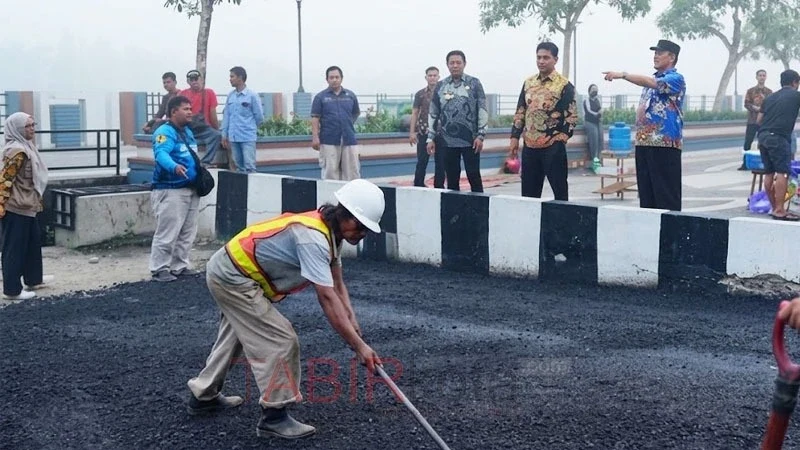 Bupati Barut, H Shalahuddin bersama Wabup, Felix Sonadie Y Tingan meninjau proyek pengaspalan jalan Panglima Batur (foto: TABIRkota/diskominfosandi)