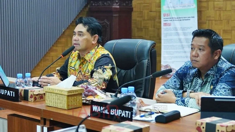 Bupati Barut, H Shalahuddin didampingi Wabup setempat, Felix Sonadie Y Tingan meminta penanganan dampak kesehatan menjadi prioritas, seiring perpanjangan status tanggap darurat karhutla (foto: TABIRkota/diskominfosandi)