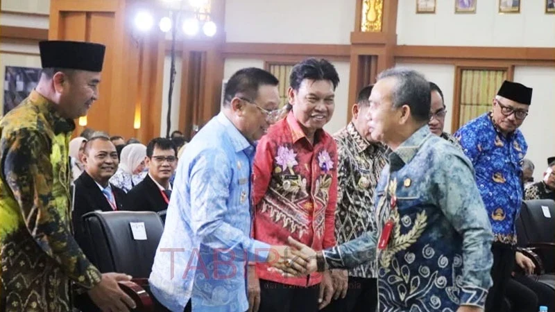Wabup Tapin, H Juanda (kedua dari kiri) bersalaman dengan Sekdaprov Kalsel, M Syarifuddin saat menghadiri peluncuran Kalsel CorpU (foto: TABIRkota/prokopim)
