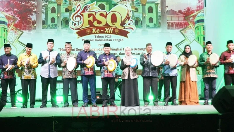 Bupati Kapuas, HM Wiyatno bersama Wabup, Dodo dan sejumlah kepala daerah menabuh rebana pada pembukaan FSQ XII 2026 (foto: TABIRkota/kipkps)
