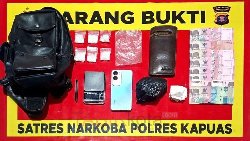 Barang bukti yang berhasil diamankan petugas Satresnarkoba Polres Kapuas saat meringkus lelaki paruh baya yang diduga pengedar narkoba (foto: TABIRkota/ist)