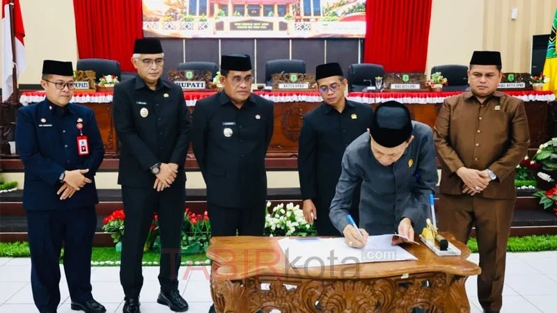 Penandatanganan dokumen dua Raperda dan RAPD TA 2027 pada rapat paripurna yang digelar DPRD HSU (foto: TABIRkota/ist)