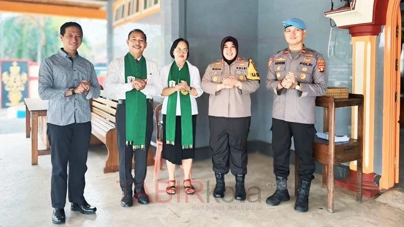 Kapolres Kapuas, AKBP Rina Perwitasari mengunjungi GKE Sinta Kuala Kapuas pada kegiatan Minggu Kasih (foto: TABIRkota/ist)