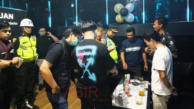 Tim Gabungan Polres Barito Utara melakukan pemeriksaan dan tes urine terhadap karyawan serta pengunjung THM (foto: TABIRkota/ist)