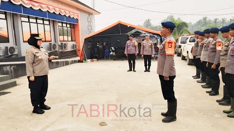 Kapolres Kapuas, AKBP Rina Perwitasari, pada apel sekaligus pengecekan kesiapan personel Brimob Polda NTB yang melaksanakan tugas BKO penanganan karhutla di Kapuas (foto: TABIRkota/ist)