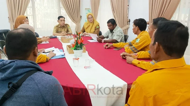 Pertemuan karyawan PT Artha Contractors dengan Kepala Disnakertrans Barsel (foto: TABIRkota/akhmad madani)