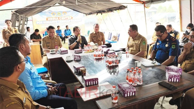 Wabup Kapuas, Dodo bersama Sekda, Usis I Sangkai menyambut kunjungan kerja Anggota DPD RI, Agustin Teras Narang di Posko Karhutla (foto: TABIRkota/kipkps)