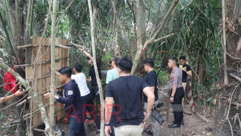 Kapolres HST, AKBP Jupri JHP Tampubolon saat memimpin penyergapan (foto: TABIRkota/ferian sadikin)