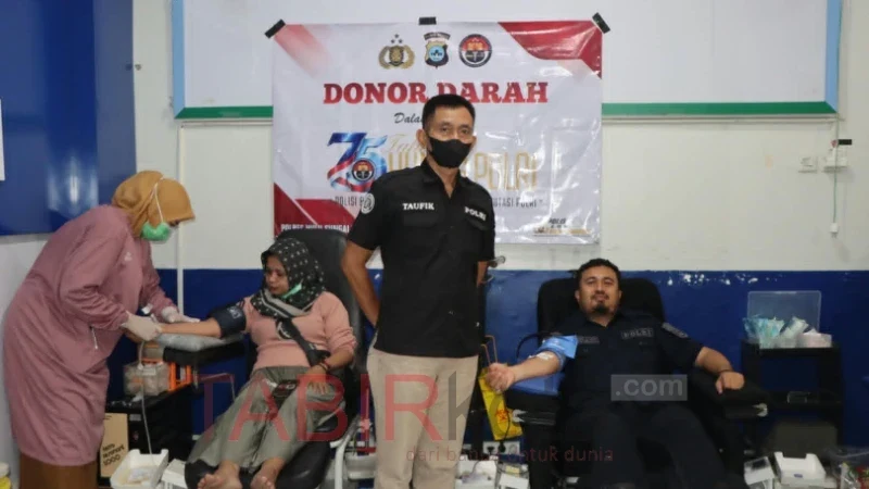 Humas Polres HST melakukan donor darah (foto: TABIRkota/ferian sadikin)
