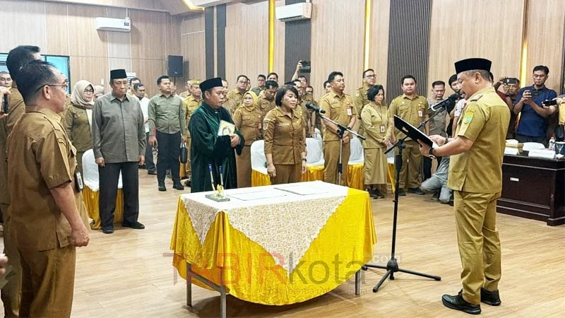 Bupati Barsel, Eddy Raya Samsuri melantik Ita Minarni sebagai Sekda definitif setelah sebelumnya jabatan tersebut sempat mengalami kekosongan sejak pertengahan 2025 lalu (foto: TABIRkota/ist)
