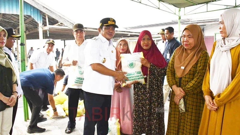 Bupati Barsel, Eddy Raya Samsuri bersama Wabup, Khristianto Yudha menyalurkan tiga bantuan di Jenamas (foto: TABIRkota/ist)