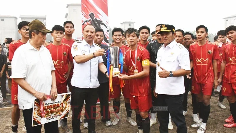 Bupati Barsel, Eddy Raya Samsuri bersama Wabup, Khristianto Yudha menyerahkan piala kepada pemenang Turnamen Bahuang Super Cup di Jenamas (foto: TABIRkota/ist)