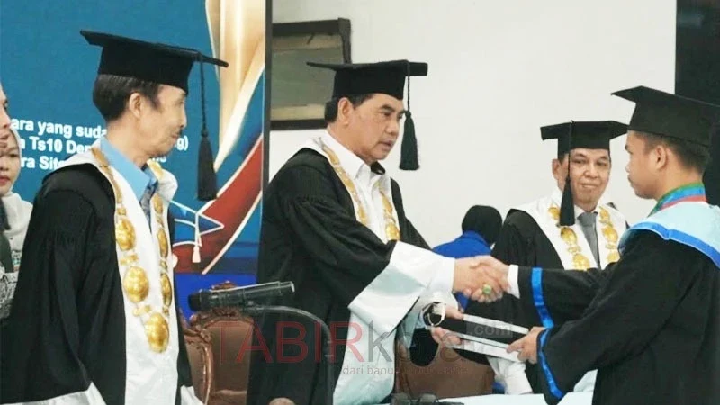 Bupati Barut, H Shalahuddin pada acara Wisuda Ke-XII Politeknik Muara Teweh Tahun Akademik 2025–2026 (foto: TABIRkota/diskominfosandi)