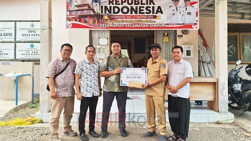 Penyerahan apresiasi Desa BRILIAN senilai Rp10 juta dari BRI BO Kandangan untuk Desa Kapuh, HSS (foto: TABIRkota/ist)