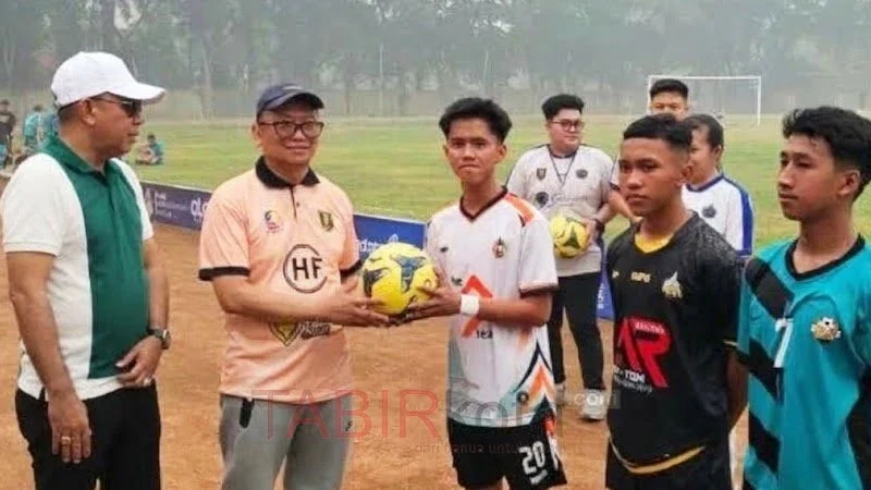 Bupati Tabalong, H Muhammad Noor Rifani didampingi Wabup setempat, Habib Muhammad Taufani Alkaf menyerahkan secara simbolik kepada para pemain (foto: TABIRkota/ist)