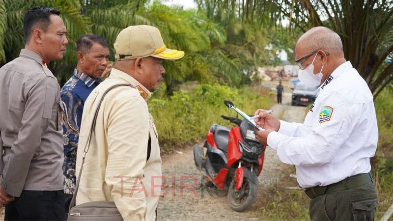 Bupati Kotabaru, Muhammad Rusli meninjau rencana pembangunan jalan tembus Tanjung Serdang sebagai infrastruktur pendukung Jembatan Pulau Laut (foto: TABIRkota/ist)
