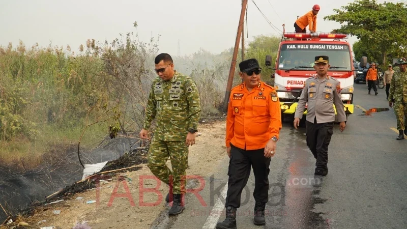 Bupati HST, Samsul Rizal saat meninjau langsung lokasi kebakaran hutan dan lahan (foto: TABIRkota/kominfo hst)