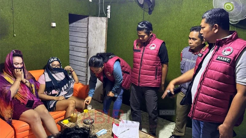 Tim Gabungan Polres Kapuas melakukan tes urine kepada pengunjung dan karyawan THM (foto: TABIRkota/ist)