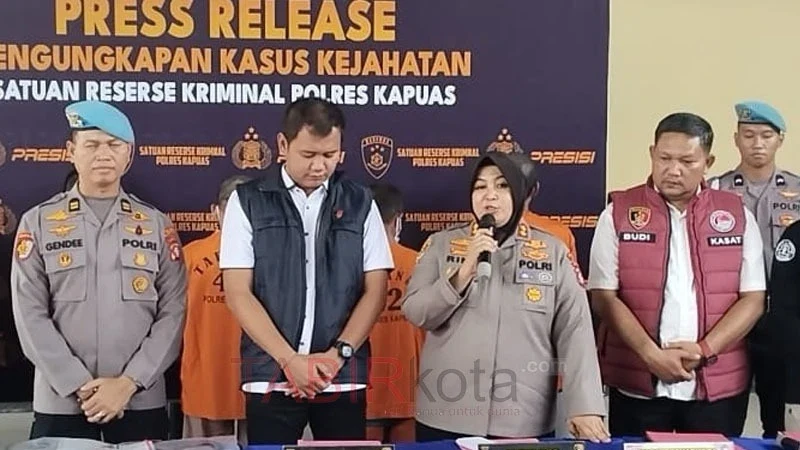 Kapolres Kapuas, AKBP Rina Perwitasari didampingi Kabid Humas, AKP Suroto dan Kasatresnarkoba, AKP Budi Utomo saat konferensi pers (foto: TABIRkota/yuliansyah)