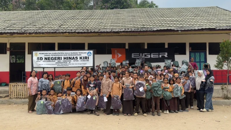 Tim Eiger Adventure memberikan tas sekolah kepada peserta didik SDN Hinas Kiri (foto: TABIRkota/ferian sadikin)